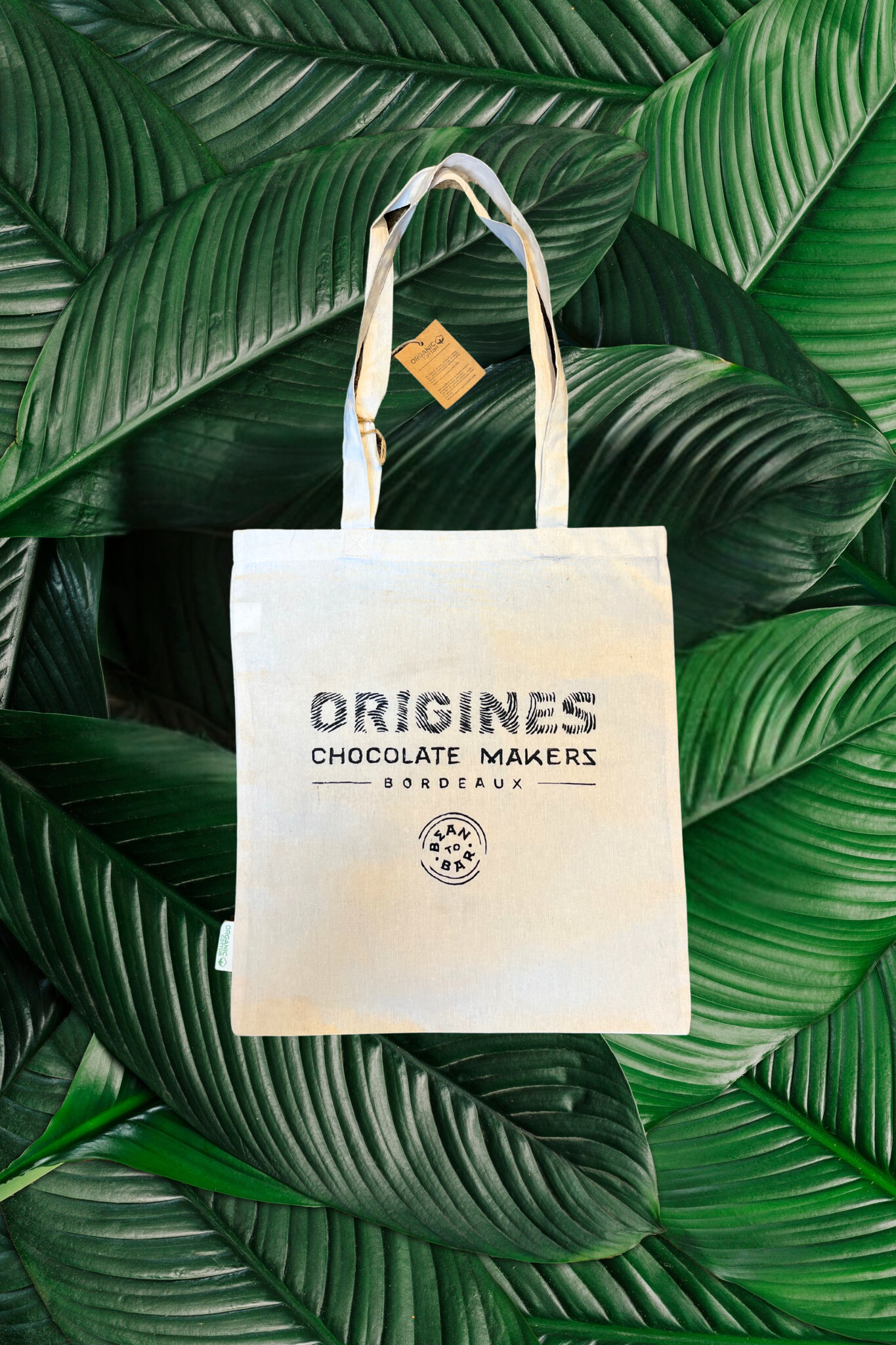 Tote bag en coton biologique signé Origines Chocolate Makers – Bordeaux. Minimaliste et élégant, avec un design éco-responsable, parfait pour transporter vos essentiels avec style et engagement durable.
